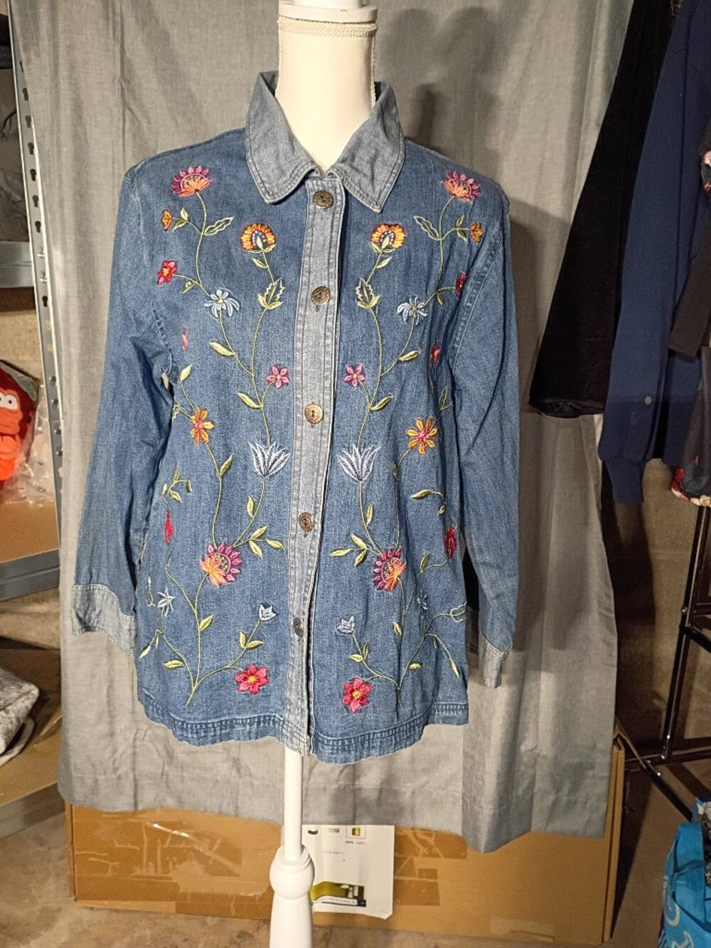 BOBBIE BROOKS WOMENS DENIM SHIRT WITH MULTICOLOR FLOWER EMBROIDERY SIZE